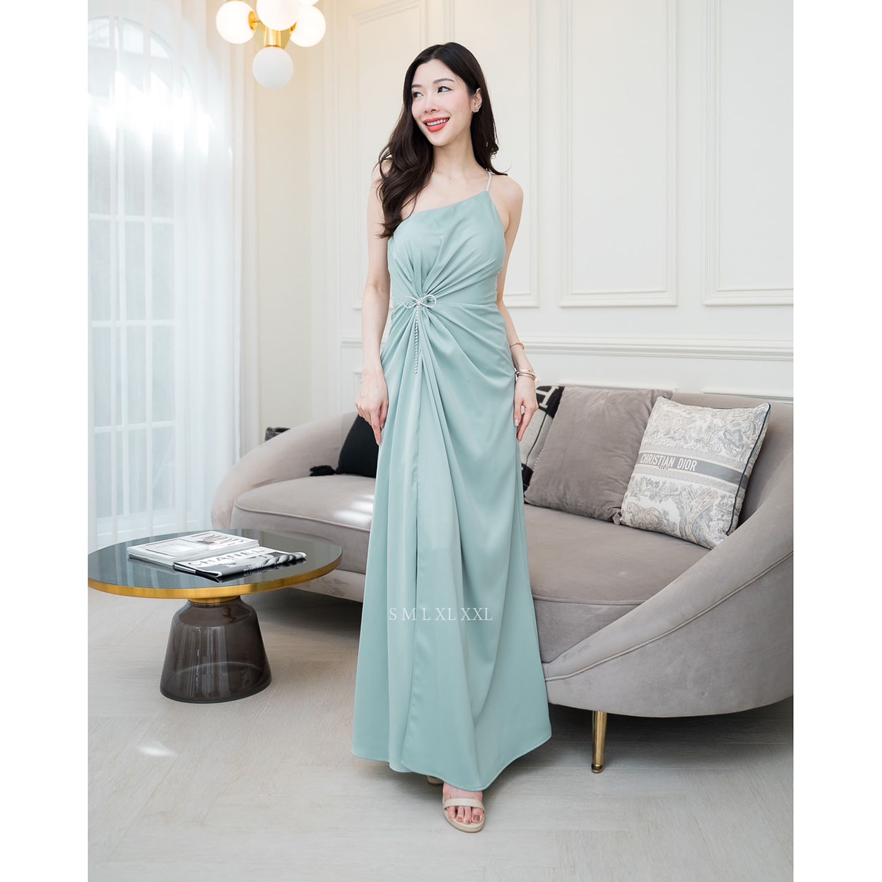 kudapy เดรสยาวสีโอวัลติน/สมิ้นอมฟ้า/สีชมพูกลีบบัว/สีกรม/สีชาเขียว ชุดราตรียาวไหล่เบี่ยงสายเพชรแต่งมัดเอวติดเข็มกลัดเพชรโบว์ งานพรีเมี่ยมผ้าเครปซาติน ซับในเกรดเอ ซิปด้านหลัง สวยหรู