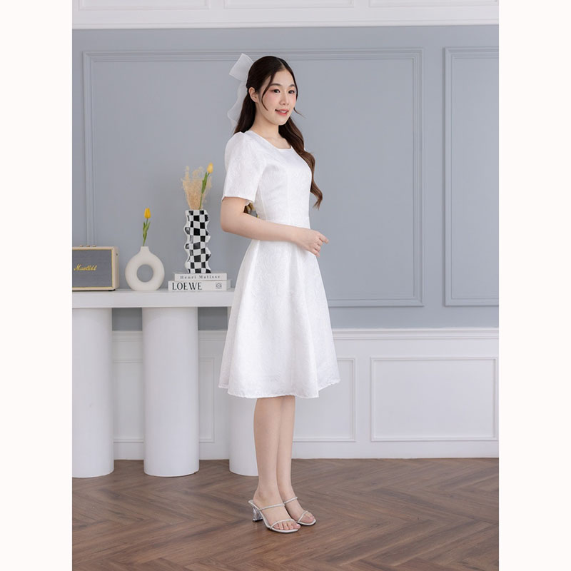kudapy เดรสสั้นสีขาว/สีชมพู/สีฟ้า ทรงเข้ารูปส่วนบนกระโปรงบานผ้านูน พร้อมสายอัดเอว งานซิปด้านหลัง