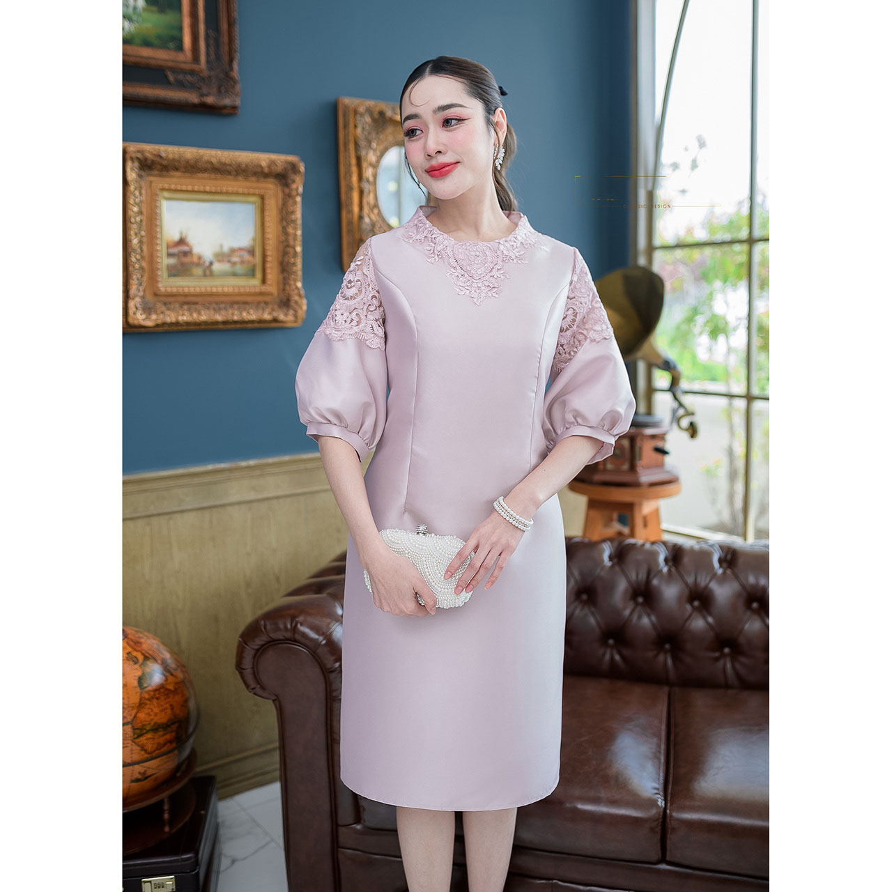 kudapy เดรสสั้นสีชมพูอ่อน/สีเหลืองทอง ผ้าไหมแขนบอลลูน ทรงแขนยอดนิยม รอบคอแต่งลูกไม้สวยหวาน ช่วงแขนด้านบนต่อผ้าลูกไม้สลับผ้าไหม