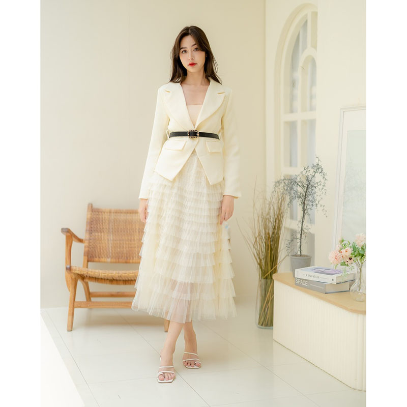 kudapy Set blazer + belt เซ็ทเสื้อเบลเซอร์เข้าคู่สีครีม กับกระโปรงยาวทรงระบายชั้นๆเป็นเลเยอร์ ให้ลุคเจ้าหญิงสุดคลาสซี่แห่งเมืองผู้ดี
