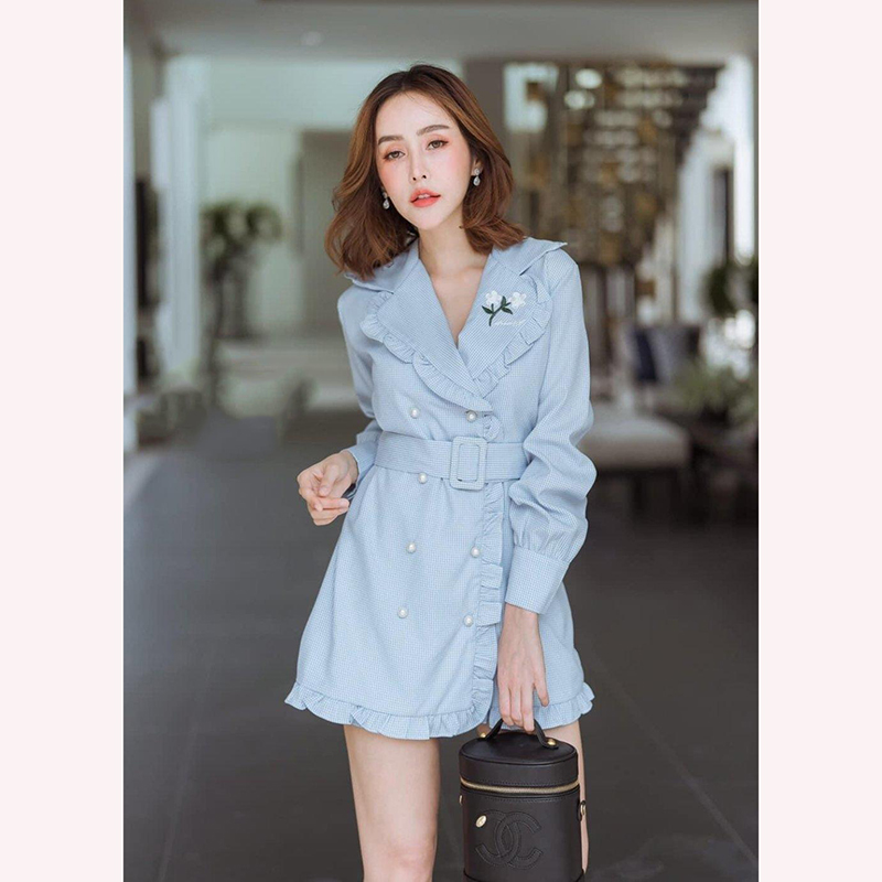 kudapy จั้มสูทลายสก๊อต ผ้าลายในตัว สีลูกกวาด ทบหน้า แต่งระบาย ปกปักดอกไม้ ชายขลิบระบาย มาพร้อมเข็มขัดเข้าเซ็ต