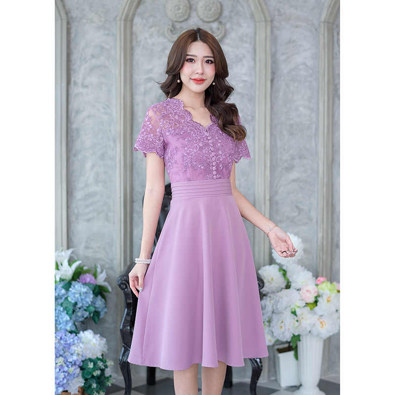 kudapy เดรสสีชมพูอ่อนหม่น/สีเขียวอมฟ้า/สีม่วง ดีไซน์แบบสวยดูแพงมาก เป็นการออกแบบผสมผสานผ้าลูกไม้ปักเงาเล่นเชิงผ้าช่วงคอและชายแขนเสื้อ