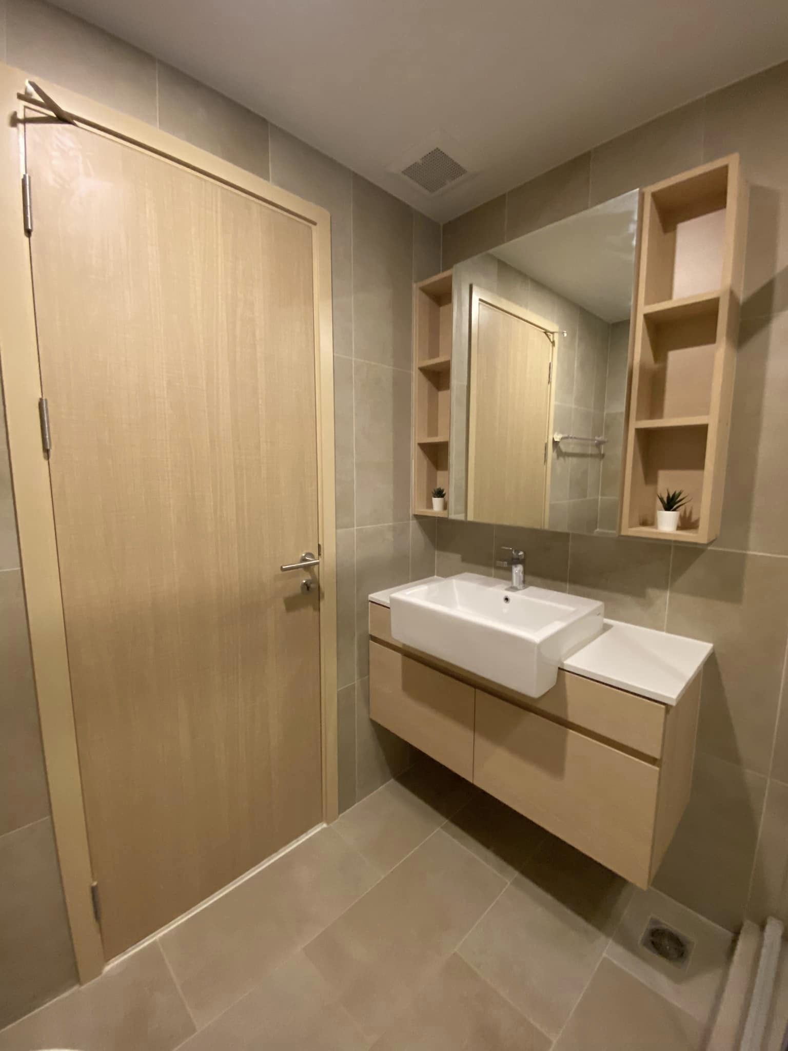 THE SHADE SATHON 1 ให้เช่าห้องใหม่มือ1พร้อมเข้าอยู่ สอบถามแอด Line ID : Smile-easy