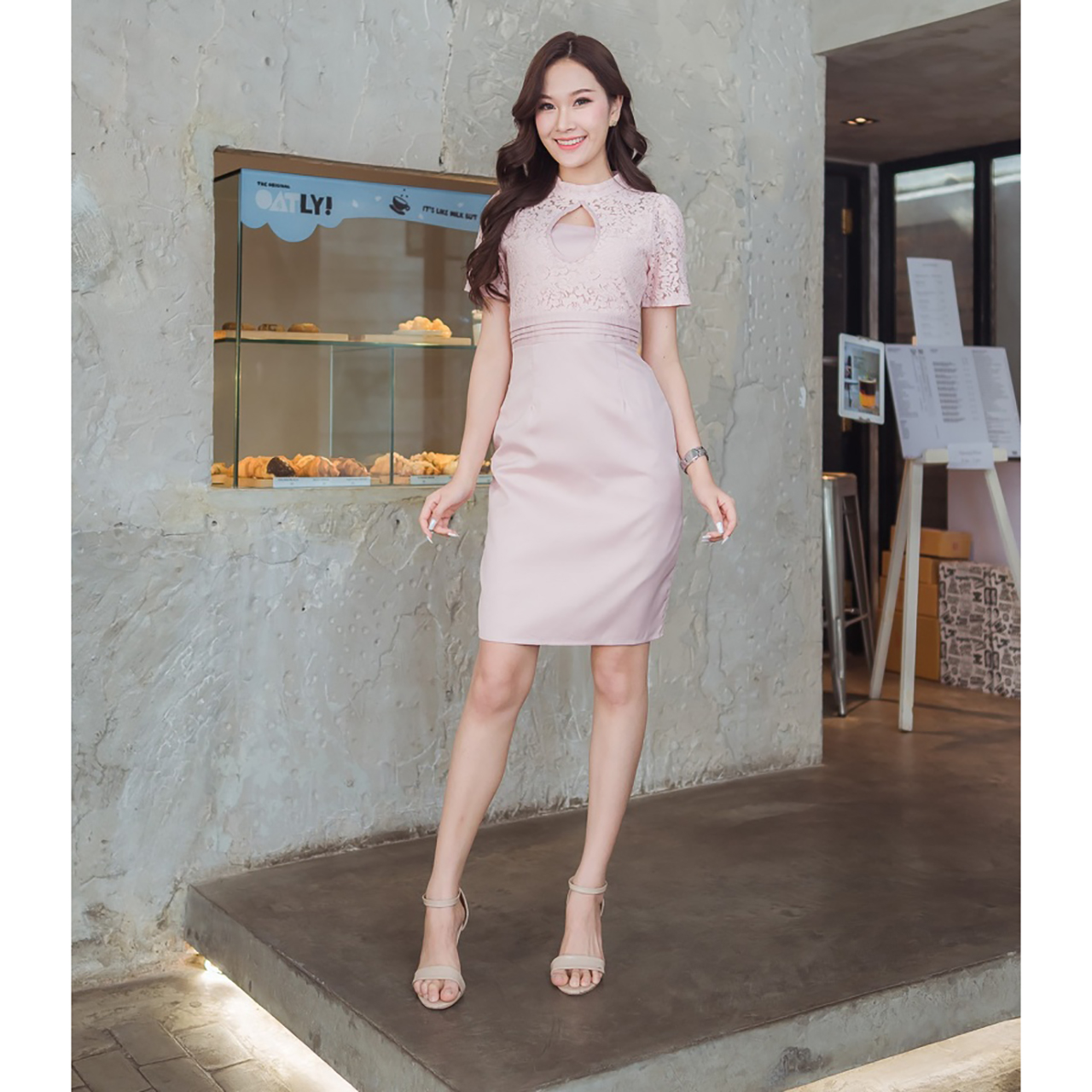 kudapy เดรสสั้นสีฟ้า สีครีม สีชมพู เว้าช่วงอก คอกลมแต่งผ้าระบายลายดอก ทรงสวย เป็นงานซิปหลัง