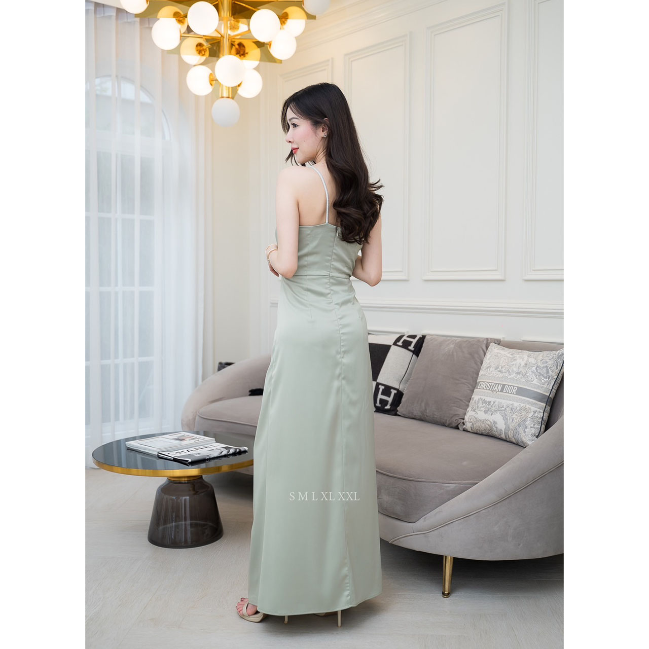 kudapy เดรสยาวสีโอวัลติน/สมิ้นอมฟ้า/สีชมพูกลีบบัว/สีกรม/สีชาเขียว ชุดราตรียาวไหล่เบี่ยงสายเพชรแต่งมัดเอวติดเข็มกลัดเพชรโบว์ งานพรีเมี่ยมผ้าเครปซาติน ซับในเกรดเอ ซิปด้านหลัง สวยหรู