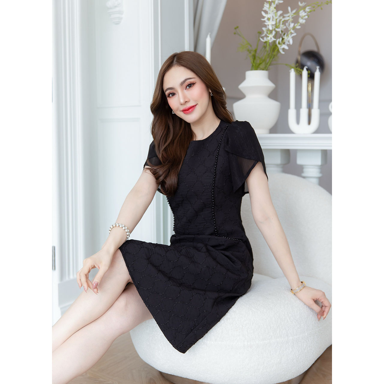 kudapy เดรสผ้าญี่ปุ่นมีเทคเจอร์สวยมิติ ดีเทลแต่งมุก ยาวลงมาเป็นกระเป๋าหน้า ช่วงแขนเป็นผ้ามีกลิตเตอร์เย็บเป็นแขวนไขว้