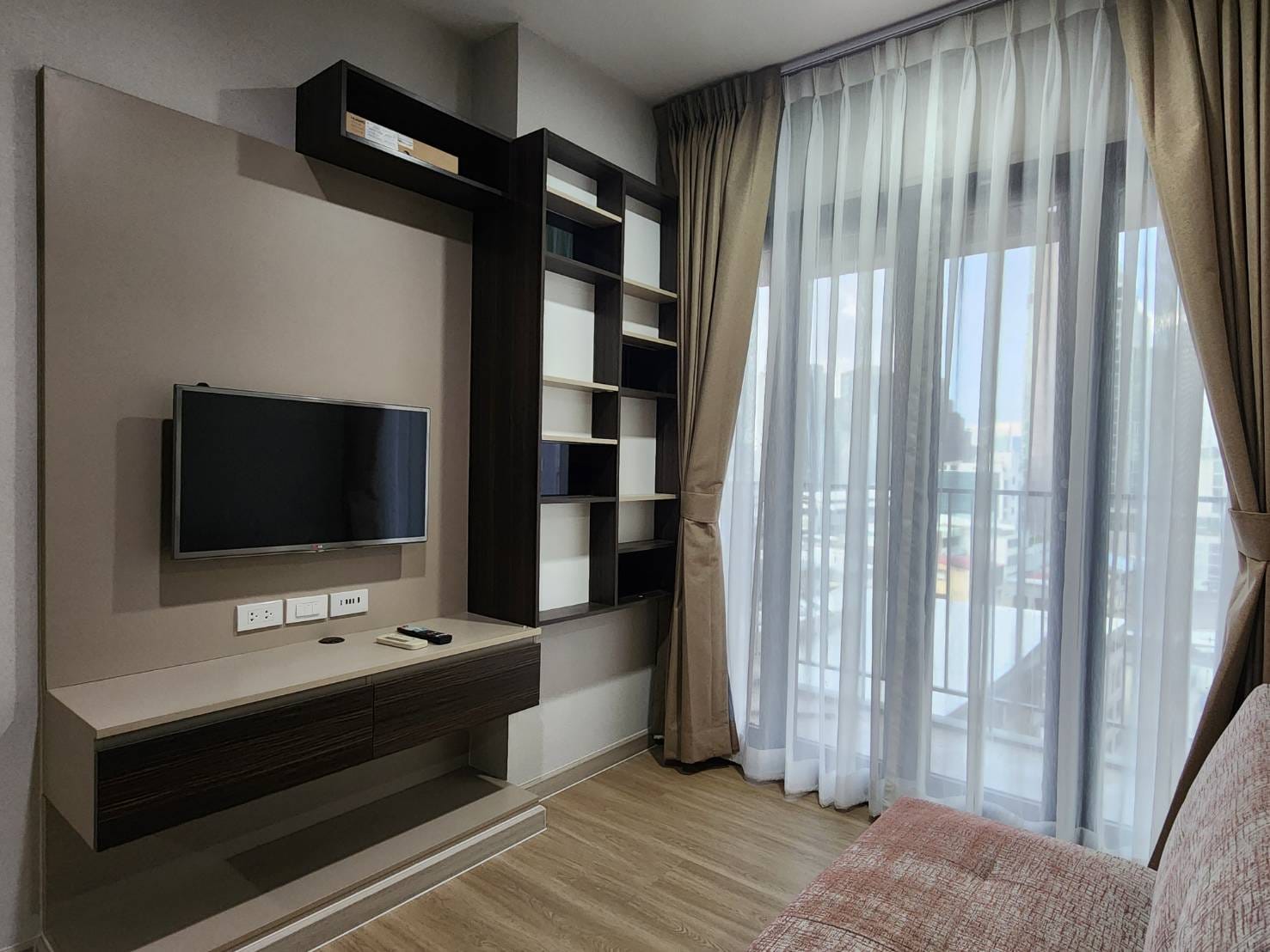 สนใจชมห้องติดต่อได้เลย Line ID: Smile-easy ปล่อยเช่าคอนโด TEAL Sathorn - Taksin (ทีล สาทร - ตากสิน) - 1ห้องนอน 1ห้องน้ำ 1ห้องนั่งเล่น - ใกล้ BTS วงเวียนใหญ่ - ขนาดห้อง 35 ตรม. ชั้น 10