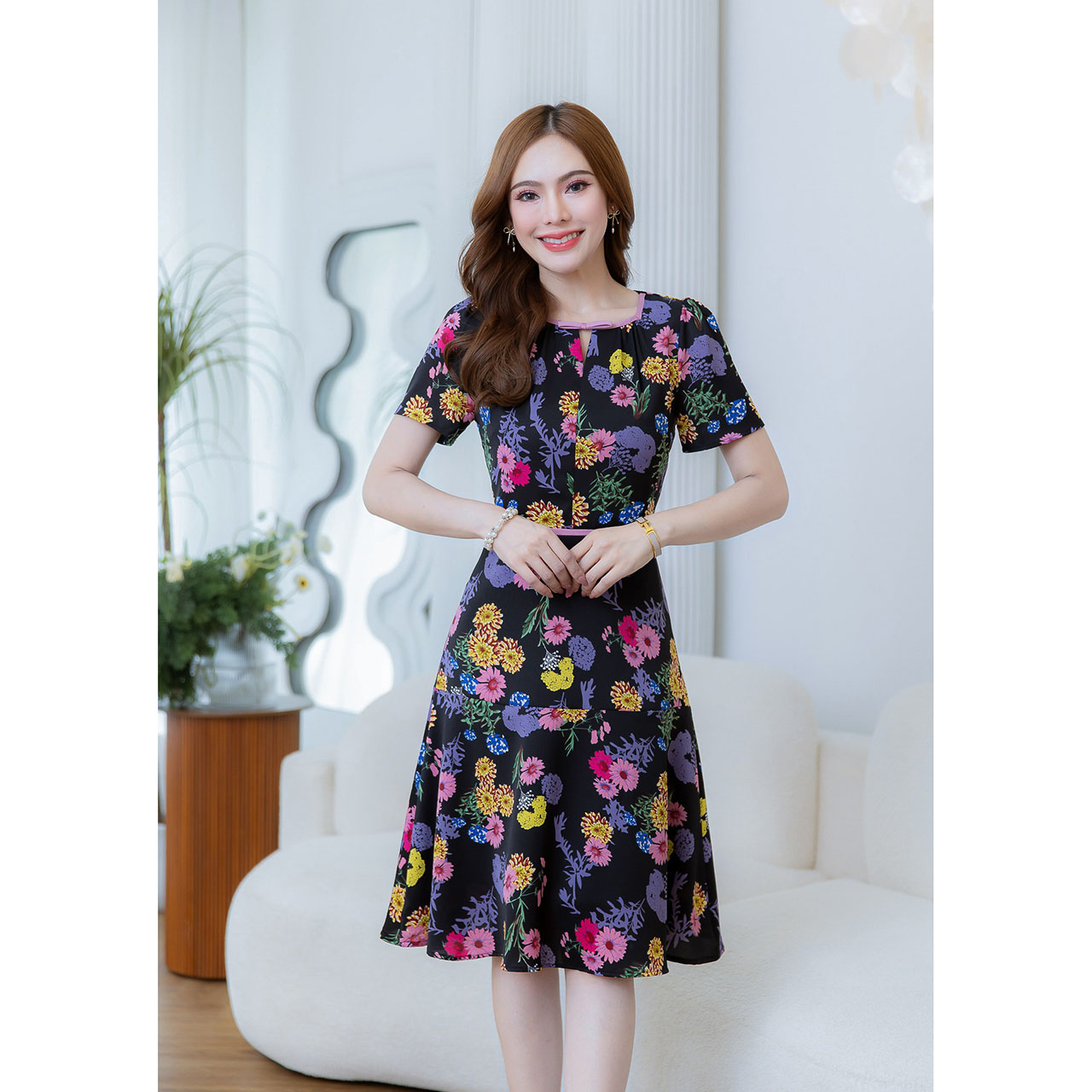 kudapy เดรสสั้นสีขาว/สีดำ ลายดอกคัลเลอร์ฟูล สวยสดใส ดีเทลกุ้นขอบช่วงคอแต่งโบว์ ผ้านิ่ม ใส่สบาย