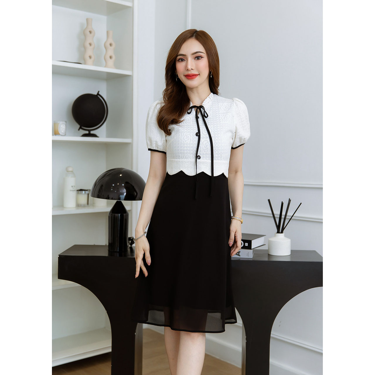 kudapy เดรสสั้นสีขาวดำ/สีชมพู ลูกไม้กระโปรงชีฟอง สวยเรียบดูดี เป็นเดรสเสื้อลูกไม้ตัดต่อกระโปรงชีฟองสวยพริ้ว มีดีเทลเป็นเสื้อครอปเย็บเป็นเคริฟสวยละมุน แต่งกระดุม