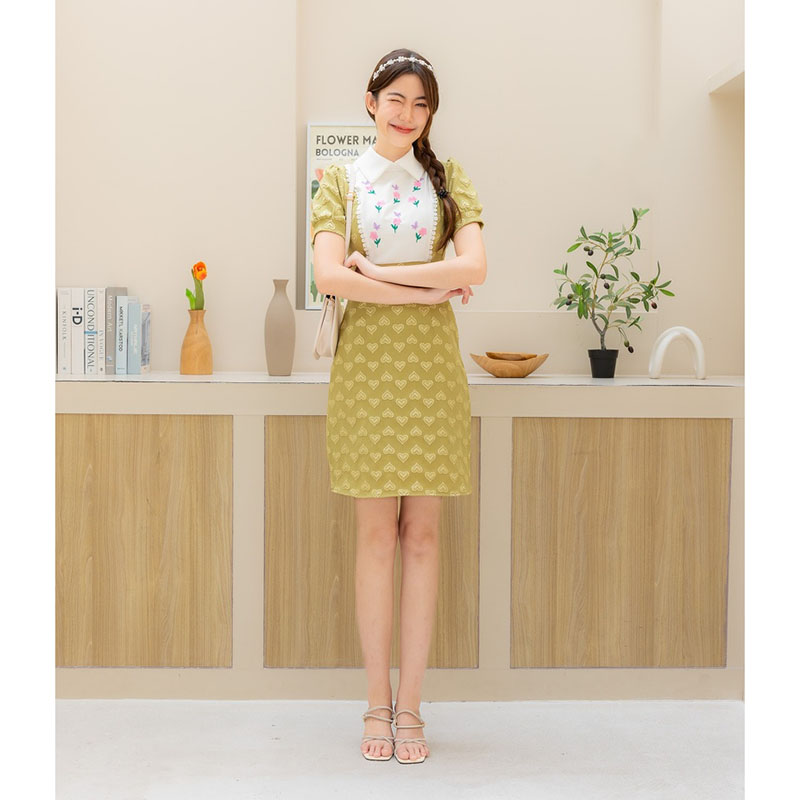 kudapy เดรสสั้นสีชมพู/สีฟ้า/สีเขียว คอปกแต่งอกลายดอกไม้