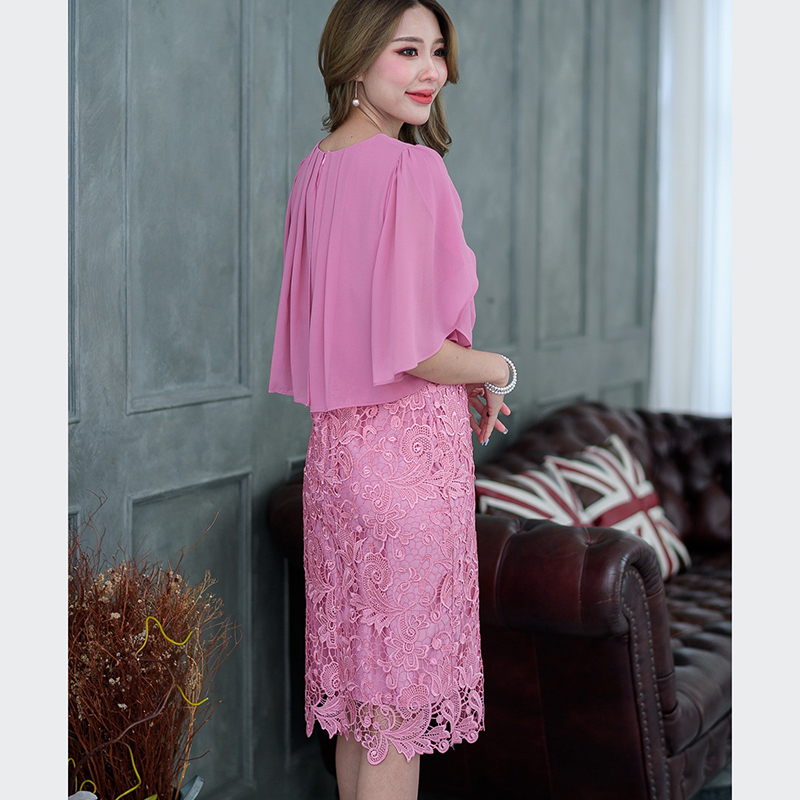 kudapy เดรสสั้นแต่งระบายไหล่ผ้าชีฟอง คอวีสีชมพู/สีเขียวเข้ม แต่งดีเทลเพิ่มความหวานช่วงเอวด้วยการปักมุกด้วยน๊า