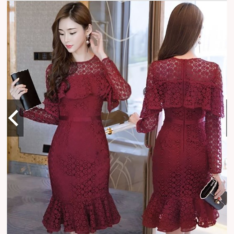 kudapy เดรสสั้นสีแดง ลูกไม้แขนยาว ไหล่ซีทรูแต่งระบายรอบอก เอวเย็บแต่งโบว์