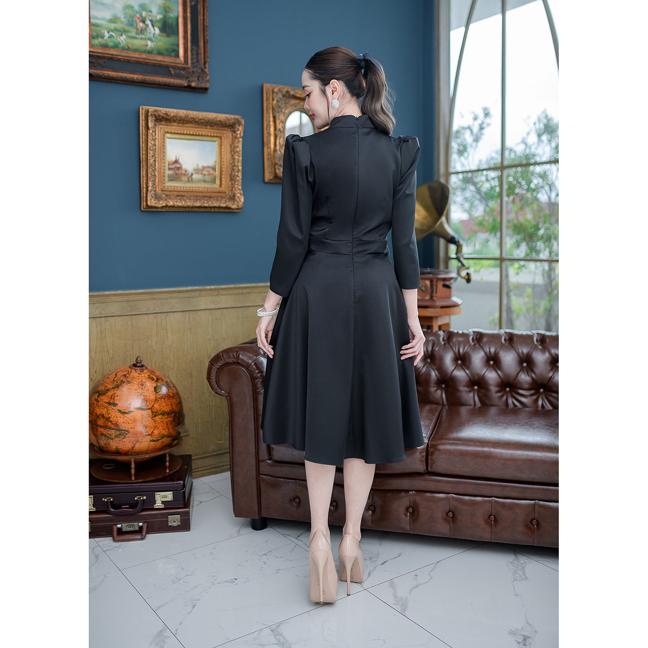 kudapy เดรสสั้นสีดำ/สีทอง ชุดไทยจิตรลดา ทรงแขนห้าส่วน ผ้าอัดกาวให้แล้วทั้งชุด เนื้อผ้านิ่มใส่สบาย เดรสความยาวคลุมเข่าใส่สวยสุภาพ