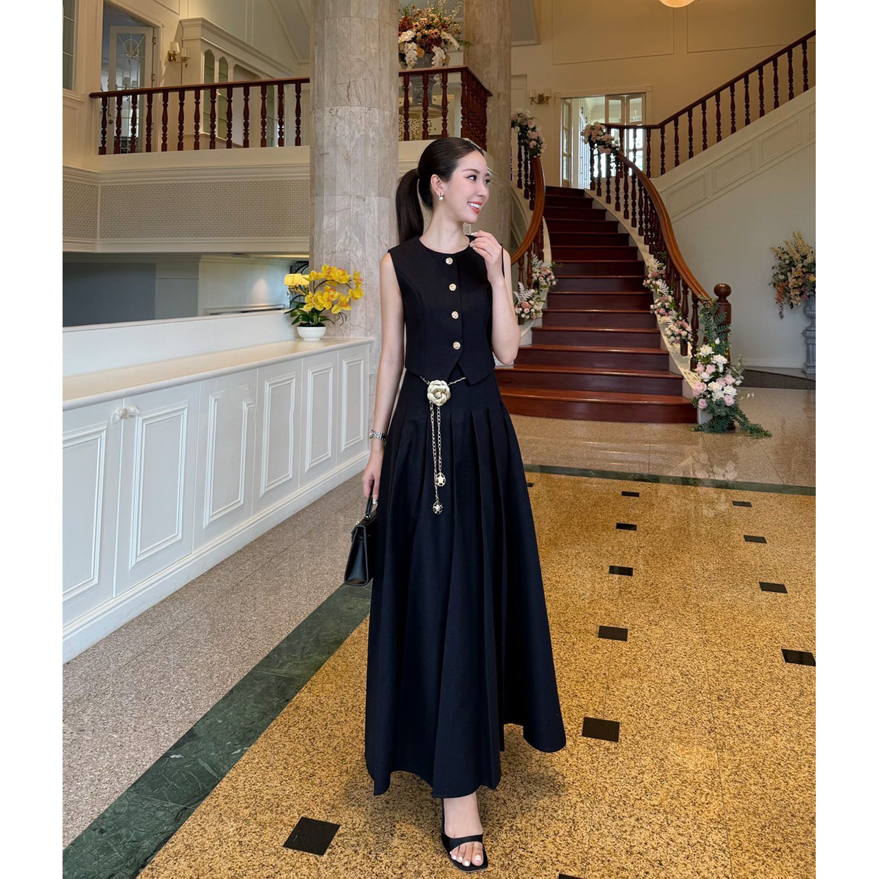 kudapy เซ็ท 4 ชิ้น เสื้อ Vest+กระโปรงยาว+เข็มขัดโซ่+เข็มกลัดดอกไม้ เสื้อกับกระโปรงเราใช้ผ้าเดียวกันทั้งชุด เนื้อผ้ามีน้ำหนัก ทิ้งตัวดี ย