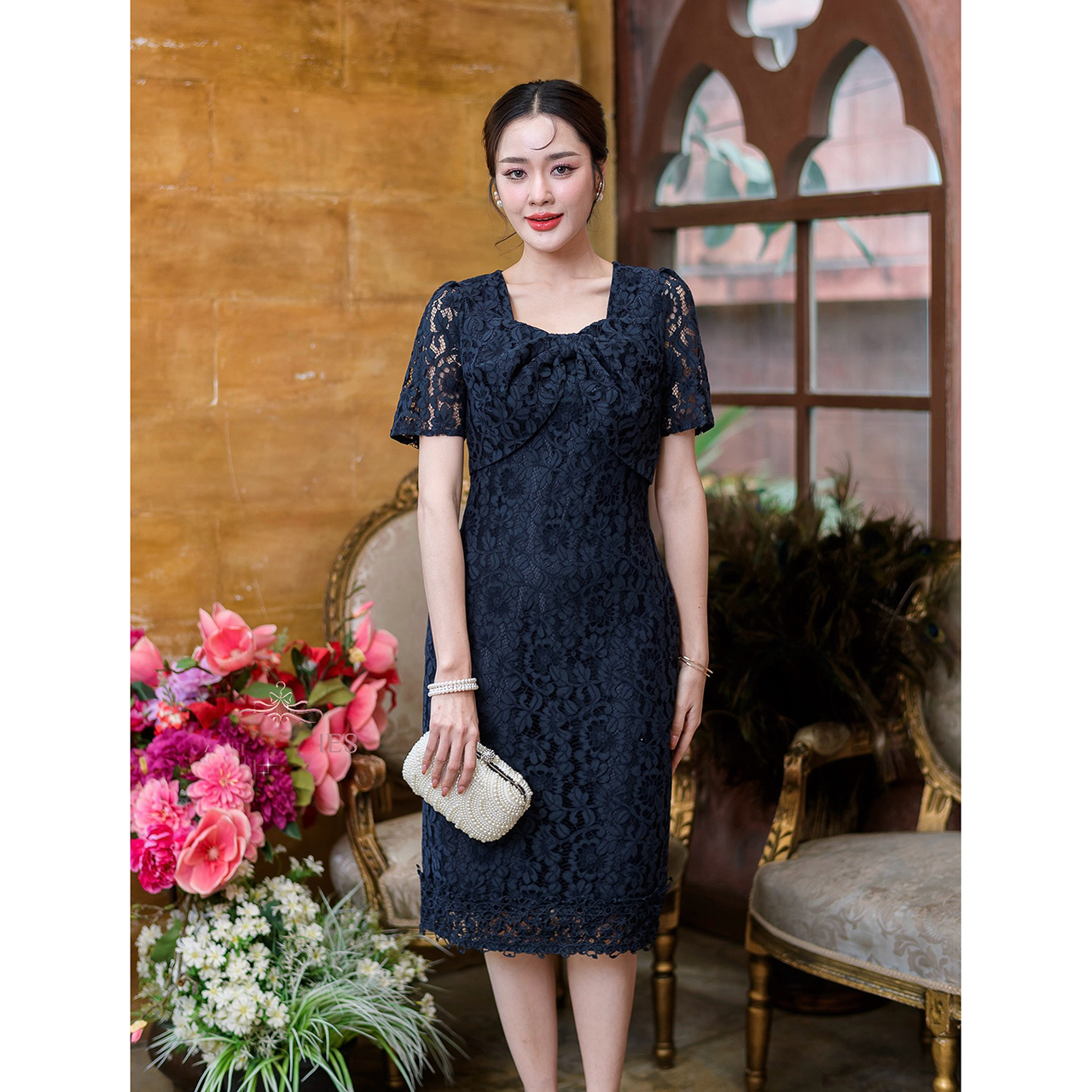 kudapy เดรสสั้นสีกรม/สีชมพูหม่น ผ้าลูกไม้เนื้อนิ่ม แขนสั้นช่วงอกแต่งเย็บผ้าเป็นโบว์อันใหญ่ ชายกระโปรงตกแต่งคาดด้วยลูกไม้เพิ่ม