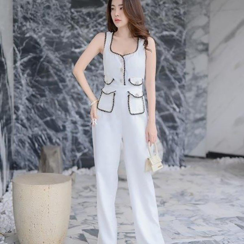 kudapy จั้มสูทสีขาว ปั๋วมาก กระเป๋าปกขอบแต่งลายดีเทลเยอะ กระดุมคริสตัล ผ้าหนามาก