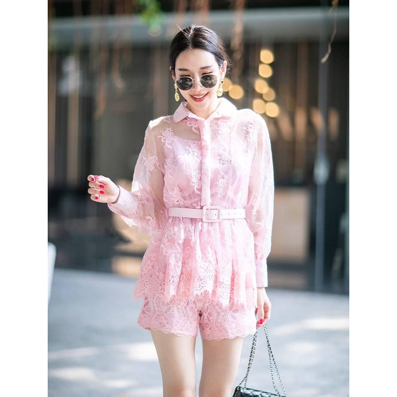 kudapy set ขาสั้นสีชมพู ประกอบร่างรอบกันมาทั้งหมด 4 ชิ้นนะคะ เสื้อตัวนอก เสื้อตัวใน กางเกง และเข็มขัด งานสวยมาก ลูกไม้แน่นนๆ