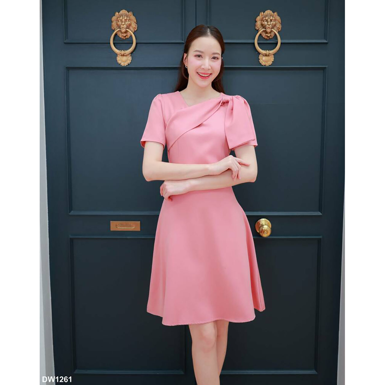 kudapyเดรสสั้นสีชมพู/สีกรม/สีขาว กระโปรงทรงบานแต่งโบว์ไหล่