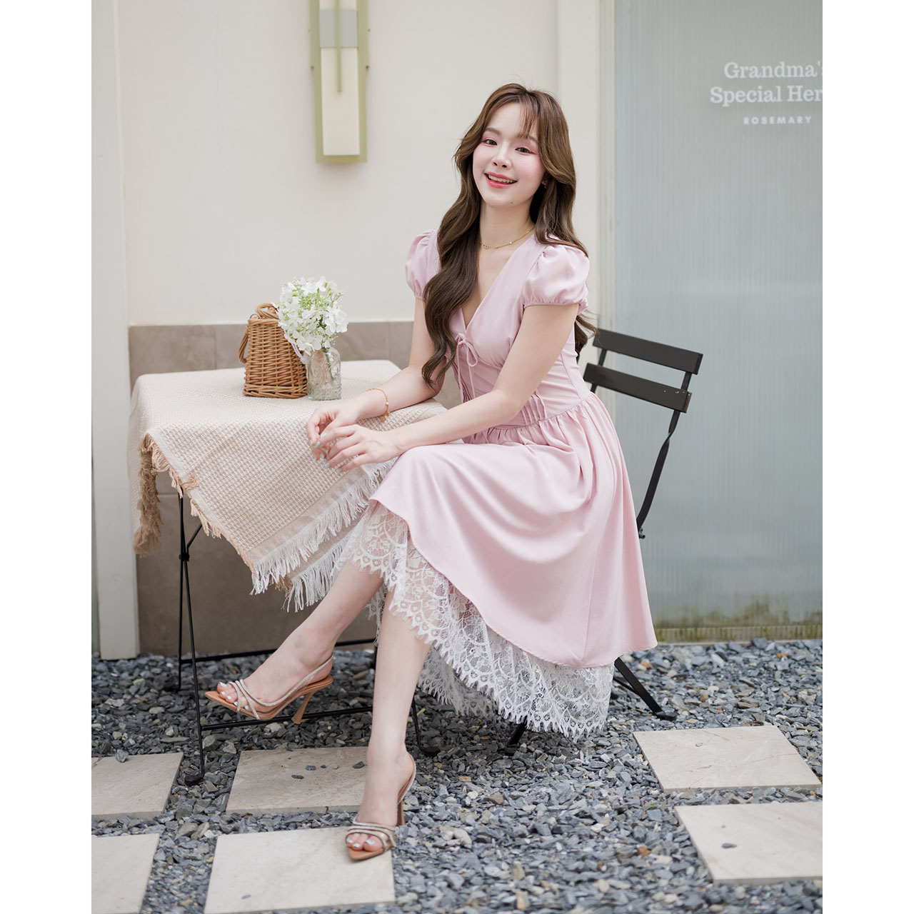 kudapy เดรสพาสเทลสไตล์เกาหลีกลิ่นอายความอบอุ่นแบบสาวโซลในวันสบาย ๆ คัตติ้งสวยตัวเดรสเป็นทรงคอร์เซ็ตช่วงลำตัว ดีไซน์จับจีบช่วงเอวให้ดูมีเชฟ