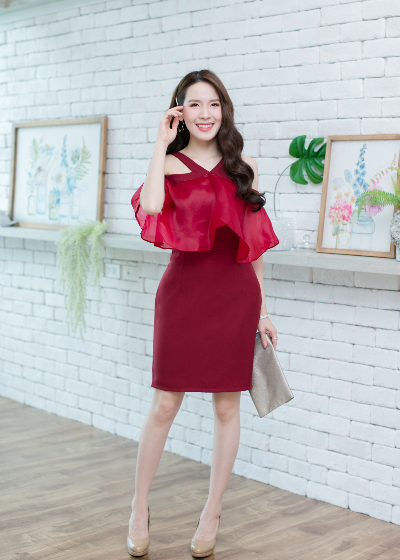 เดรสออกงานสั้นสีแดง แต่งช่วงอกด้วยผ้าแก้วระบาย