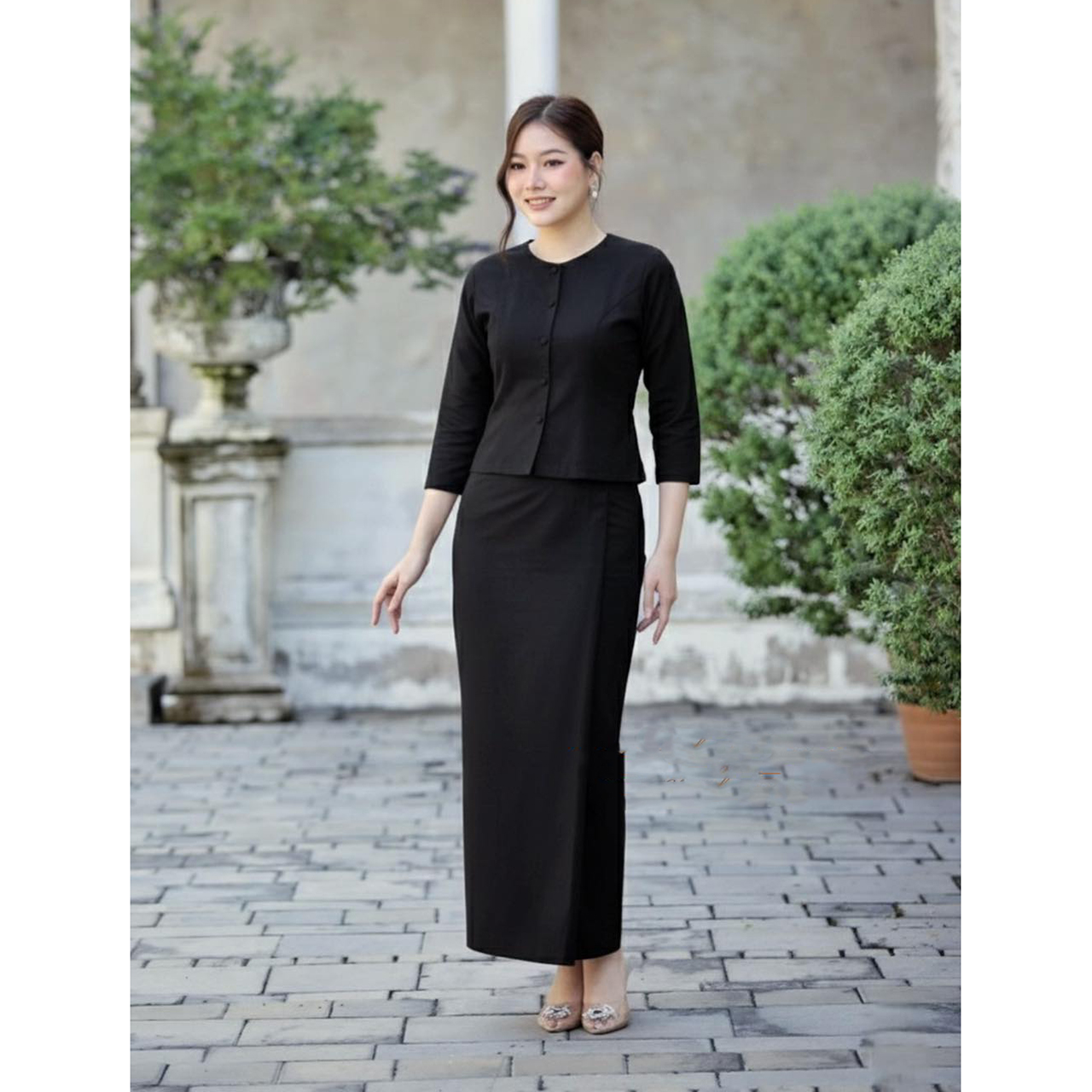 kudapy "ชุดไทยเรือนต้น" จากผ้าไหมจิตรลดาพรีเมี่ยม เอกลักษณ์ความงามที่คงคุณค่า โดดเด่นด้วยทรงคอตั้ง แขนกระบอก