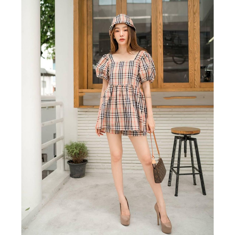 kudapyเซ็ทขาสั้นสีครีม/ดำ/น้ำตาล สุดชิค กับผ้าลาย burburry minidress ใส่แมชกับหมวก และขาสั้น บอกเลยว่า ปัง