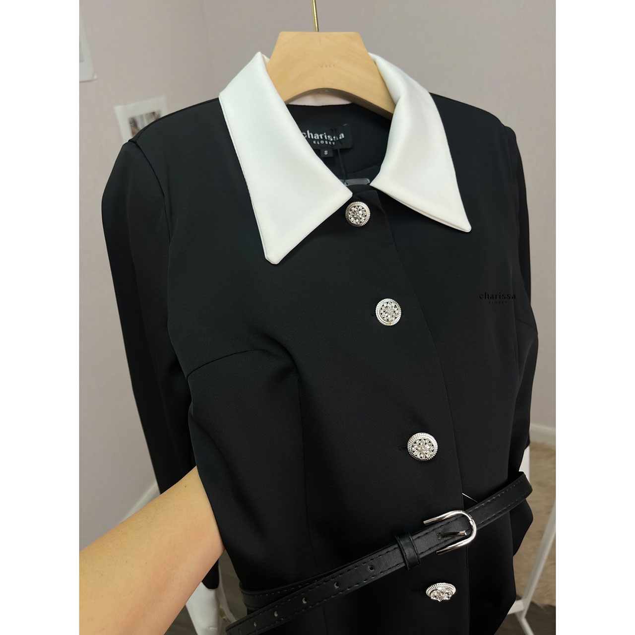 kudapy เดรสสูทสีดำ ทรงสวยคลาสสิค แต่งปกสีขาว มีความทิ้งตัว เดรสมีซับในทั้งตัว