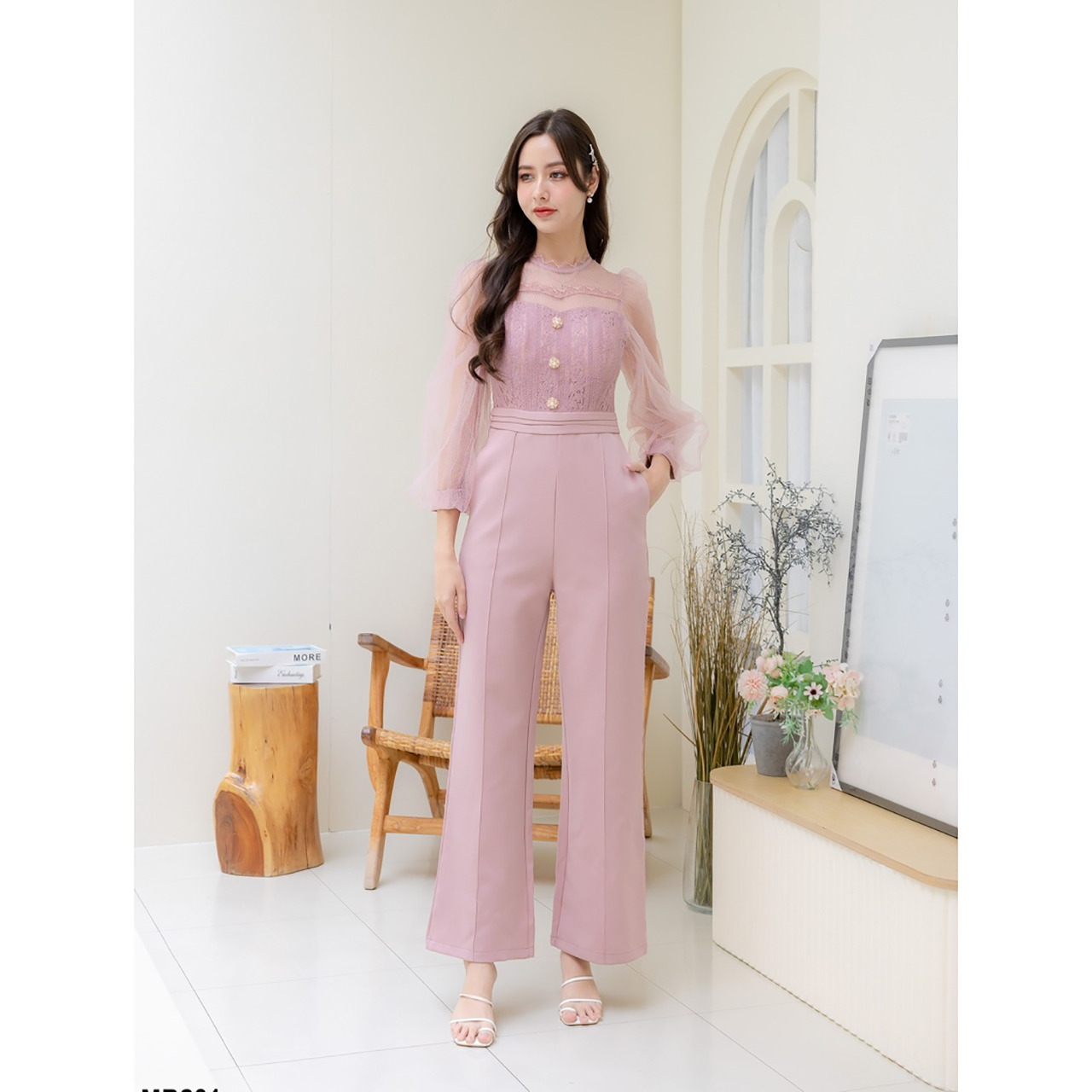 kudapy จั้มสูทกางเกงขายาว แต่งผ้าชีฟอง คอกลมทรงสูง ใส่ไปทำงานได้ลุคคุณหญิงคุณใจ