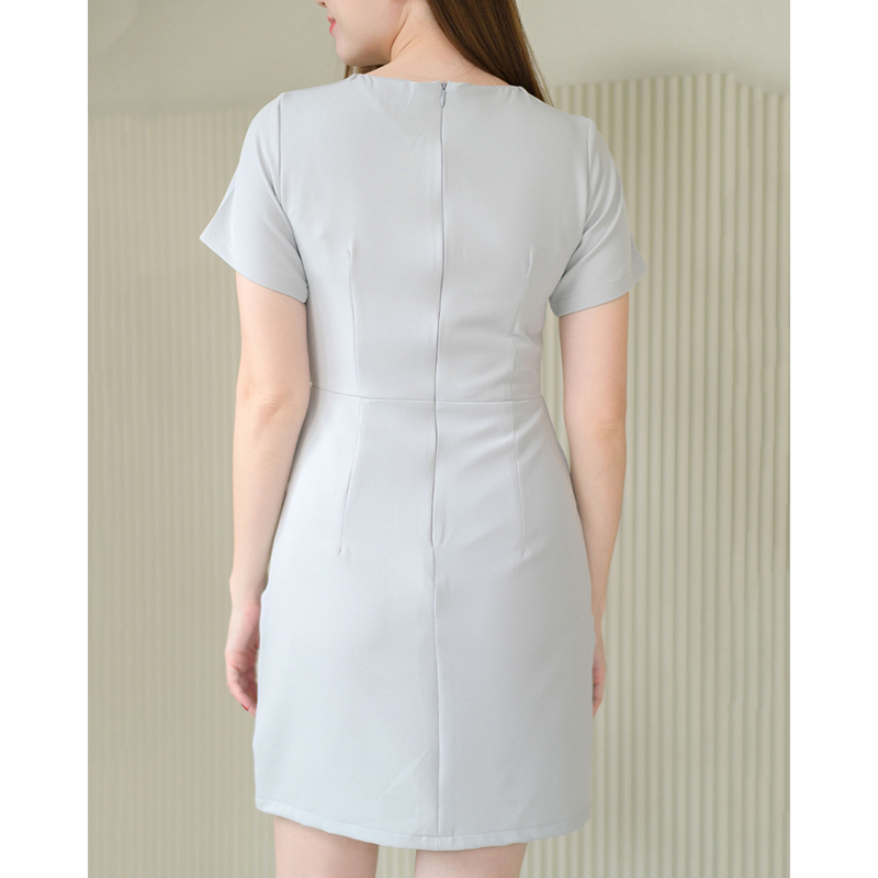 kudapy เดรสสั้นสีฟ้าอ่อน/สีแดงเข้ม/สีมัสตาร์ด ตัดต่อเล่นคัทติ้งกลางลำตัวและช่วงไหล่ มีกระเป๋าด้านข้าง งานซับในทั้งตัว