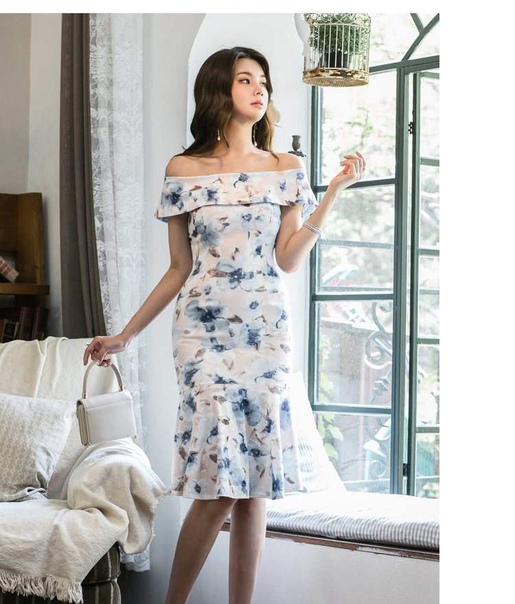 ชุดเดรสออกงานสีขาวน้ำเงิน ผ้าโพลีเอสเตอร์ผสม พื้นสีชมพูอ่อน พิมพ์ลายดอกไม้โทนสีน้ำเงิน