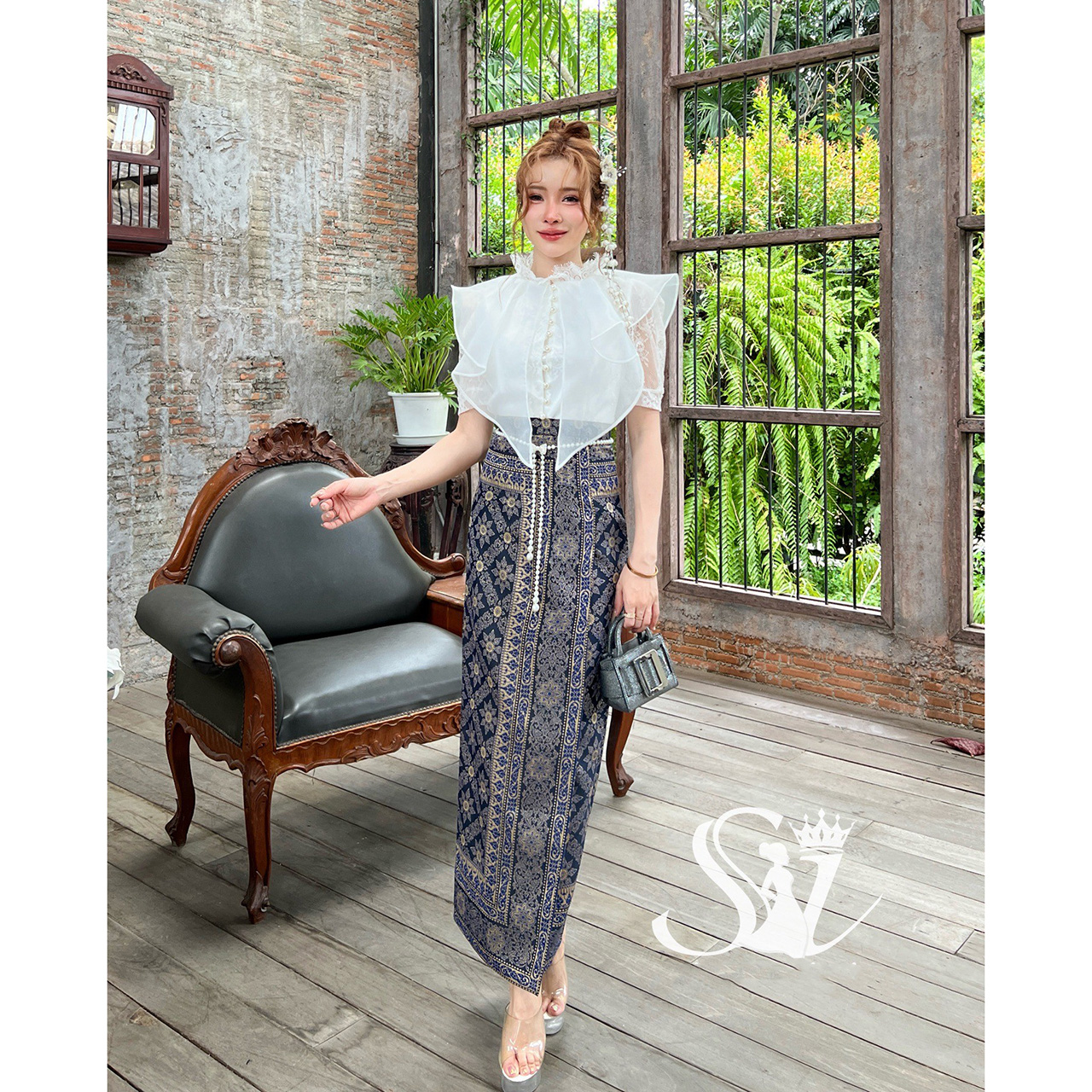 kudapy ชุดเซ็ท ลูกไม้แขนต๊กตา แต่งระบายทรงระย้า กระดุมมุกหรูหรา มีซับในสอง 2 ชั้น ผ้าถุงสำเร็จรูป ผ้าฝ้ายทอลายบุพเพ มีซิปหลัง