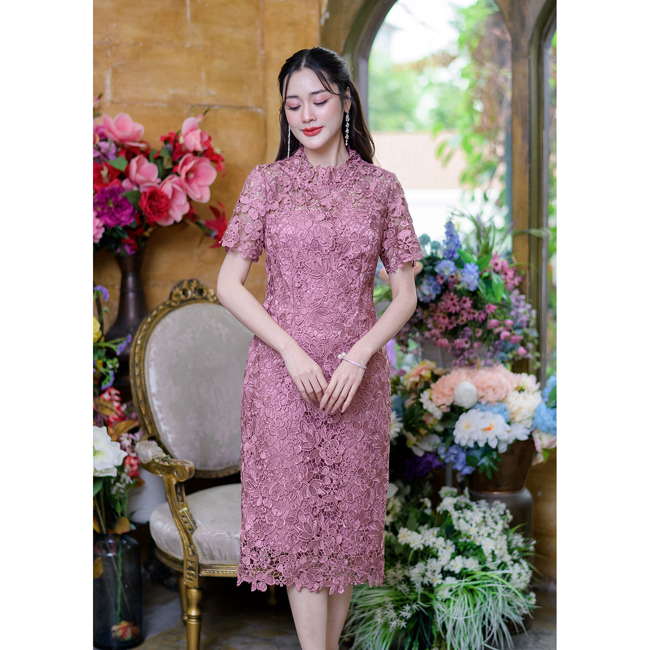 kudapy เดรสสั้นสีชมพูกะปิ/สีม่วงเผือก ลูกไม้เกรดสวยพรีเมี่ยม ลายดอกไม้ ดีไซน์เปิดอกบนให้เป็นซีทรู