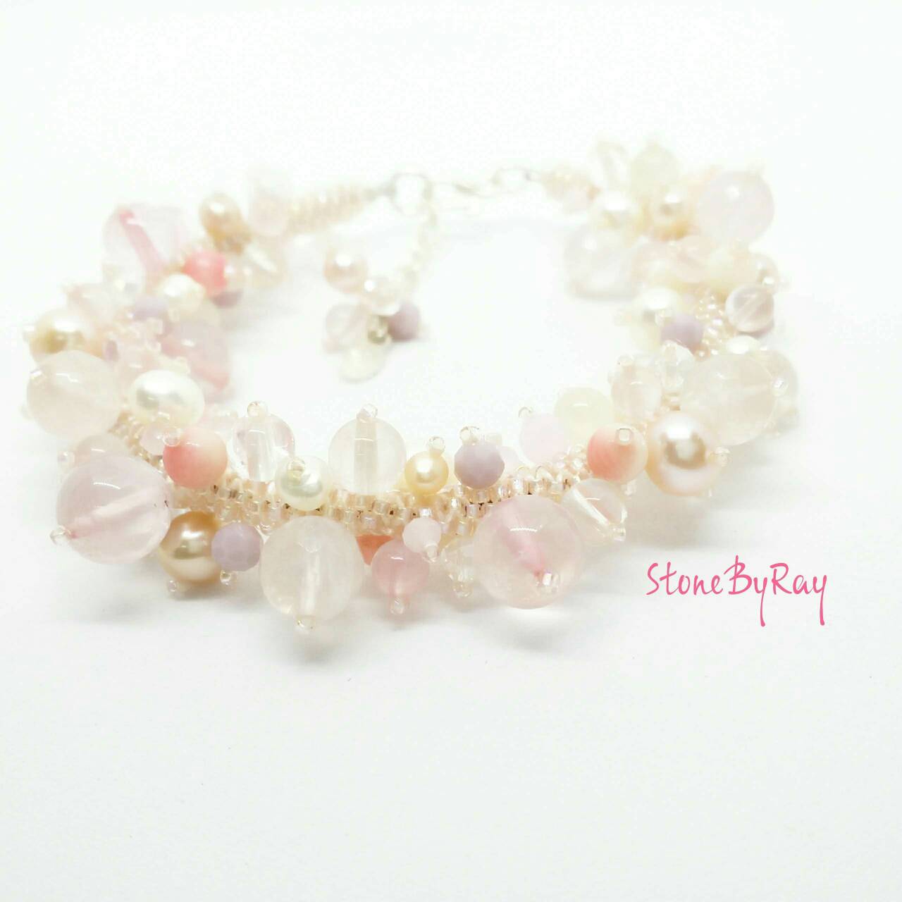 สร้อยข้อมือรวมหินโทนสีชมพู