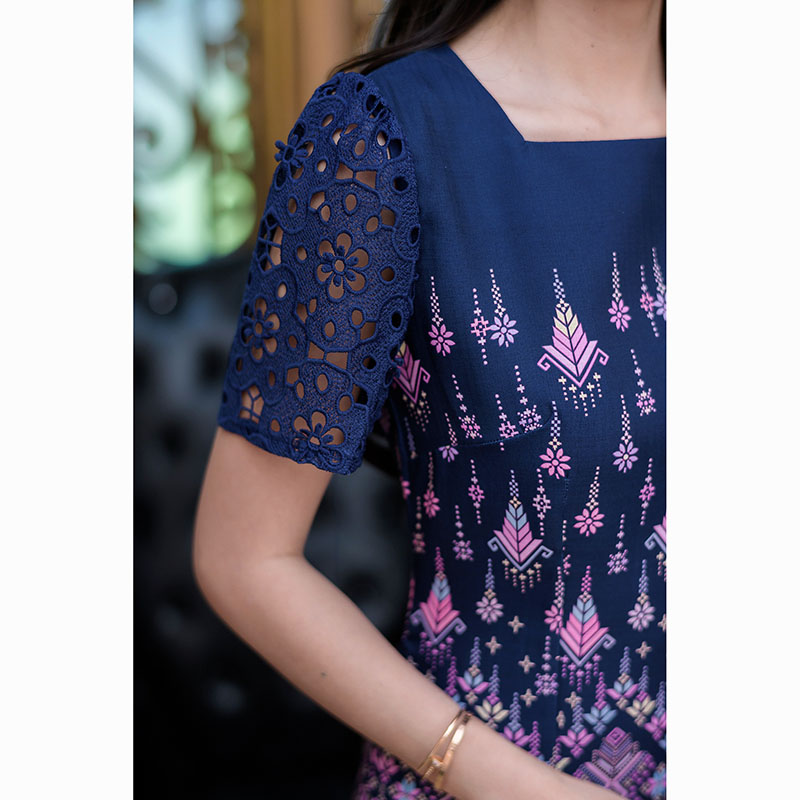 kudapy เดรสสั้นสีม่วงเปลือกมังคุด/สีกรม พิมพ์ลายไทย เนื้อผ้านิ่มใส่สบายไม่หนาไม่ร้อนไม่ระคายผิวค่ะ ตัวนี้ดีไซน์คอเหลี่ยมสวยเก๋ พิมพ์ลายสวยมาก