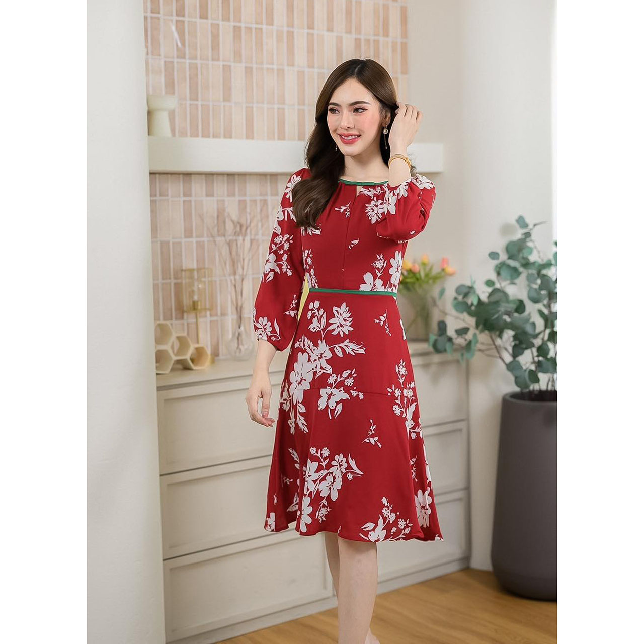 kudapy เดรสสั้นสสีแดง ลายดอกสีขาว ตัดด้วยขอบเอวและขอบคอสีเขียว ระบายหางปลา