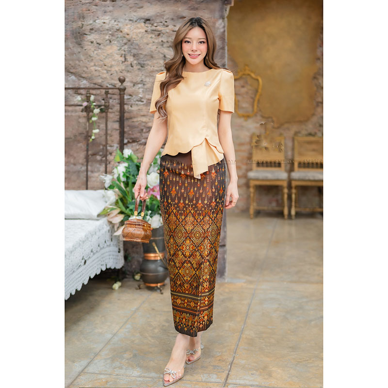 kudapy เสื้อผ้าไหมทอสี่เส้นสีทอง // ชมพู งานเสื้ออัดกาวมีซับใน มาพร้อมชิปซ่อนหลังใส่สบาย งานคอปาด แขนสั้น ชายจับจีบ (เฉพาะเสื้อ)