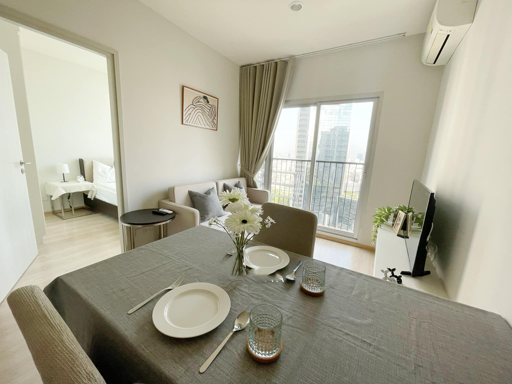 ให้เช่าคอนโด Noble Revolve Ratchada 2 (โนเบิล รีวอลฟ์ รัชดา 2) - ตกแต่งเฟอร์ครบ 2ห้องนอน1ห้องน้ำน่าอยู่ - การเดินทาง: MRT ศูนย์วัฒนธรรม 100m.