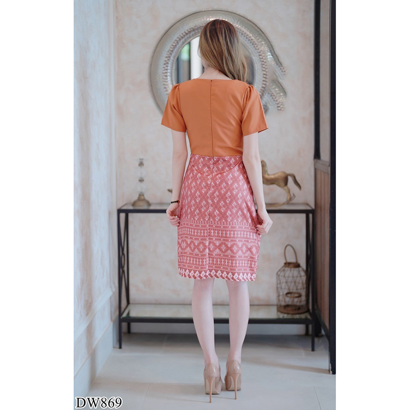 kudapy เดรสสั้นสีแดง/สีฟ้า/สีส้ม/สีชมพู คอบัวกระโปรงลายไทย สวยใส่ออกงานดูดี