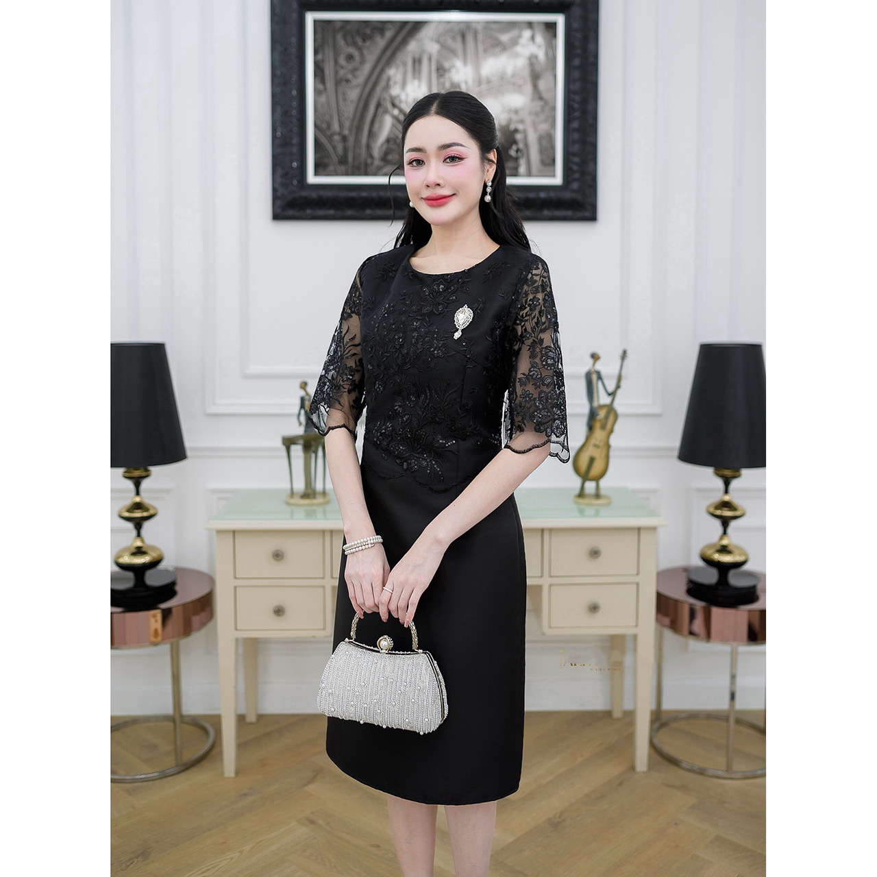 kudapy เดรสผ้าไหมแต่งลูกไม้ช่วงบนดีไซน์แขนยาวทรงสวยสุภาพ แต่งกระดุมด้านหน้าเรียงตัวสวย/เดรสผ้าไหมช่วงบนดีไซน์เย็บคลุมด้วยลูกไม้ซีทรูปักลายดอกไม้สวยหวาน