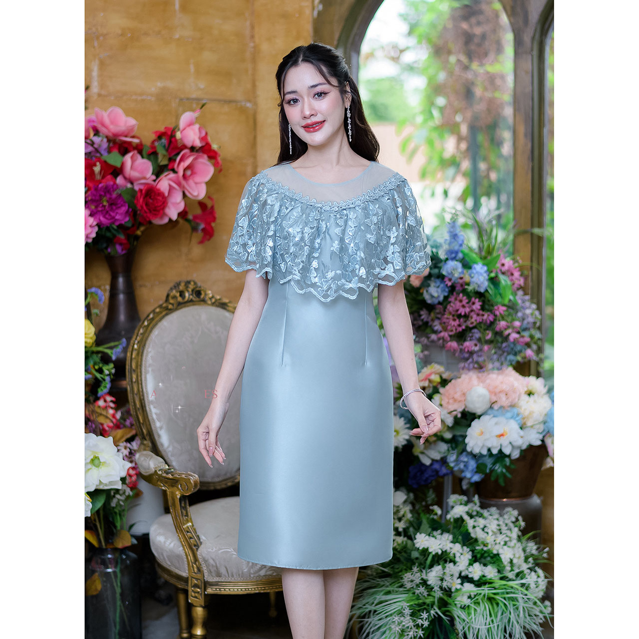 kudapy เดรสสั้นสีแดง/สีฟ้า ผ้าไหมคลุมไหล่เป็นผ้าปักหัวใจปักด้วยเลื่อมโทนสีเดียวกับชุดทำให้ดูวิ้งสวย