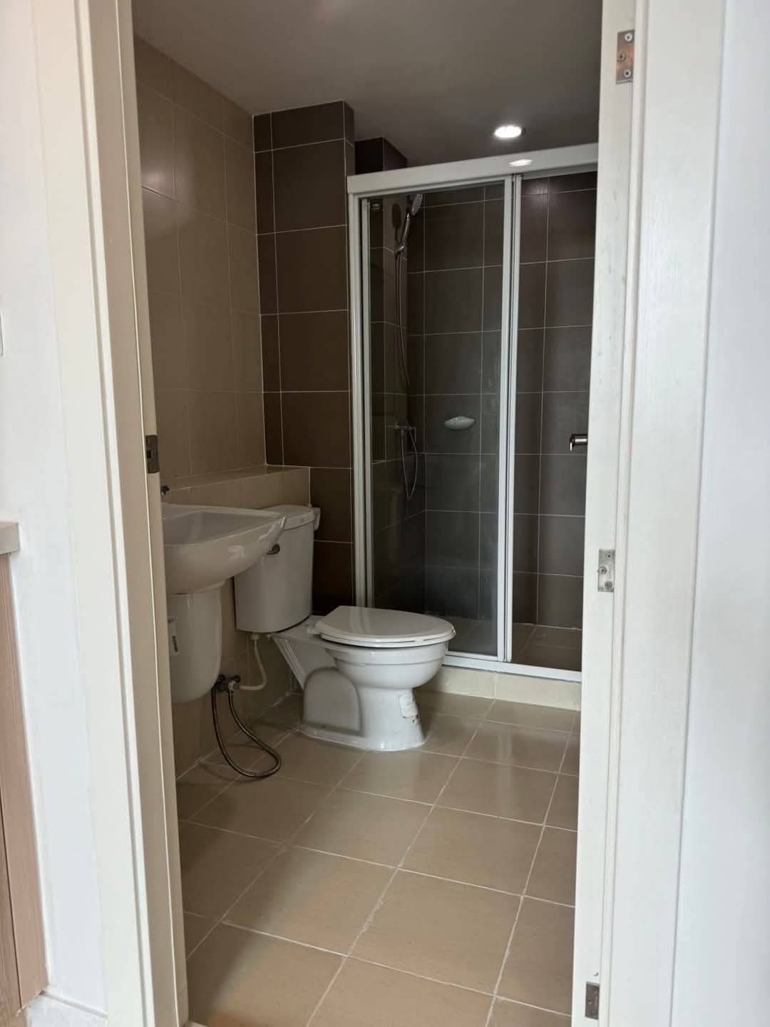 ให้เช่าห้องแบบ 1ห้องนอน 1ห้องน้ำ โซนพื้นที่ ตรงข้าม ซีคอน ซีนีเพล็กซ์ ศรีนครินทร์ MRT สวนหลวง คอนโด Elements Srinakarin (อิลีเม้นท์ ศรีนครินทร์) Low Rise ขนาดห้อง 37 ตรม. ชั้น 8 ตึก 7