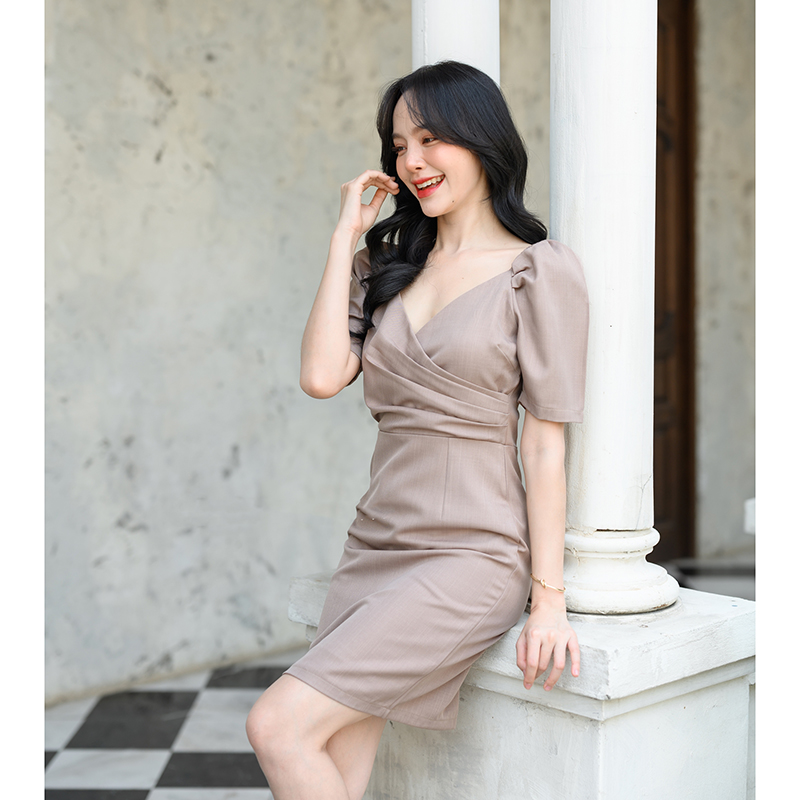 kudapy เดรสสั้นสีสีครีม/สีโอวัลติน คัตติ้งเริ่ดๆ ช่วงอกจับเดรปป้ายกันสวยมาก ตัวนี้ทำมาเป็นแบบมีแขนจับยกไหล่นิดๆ