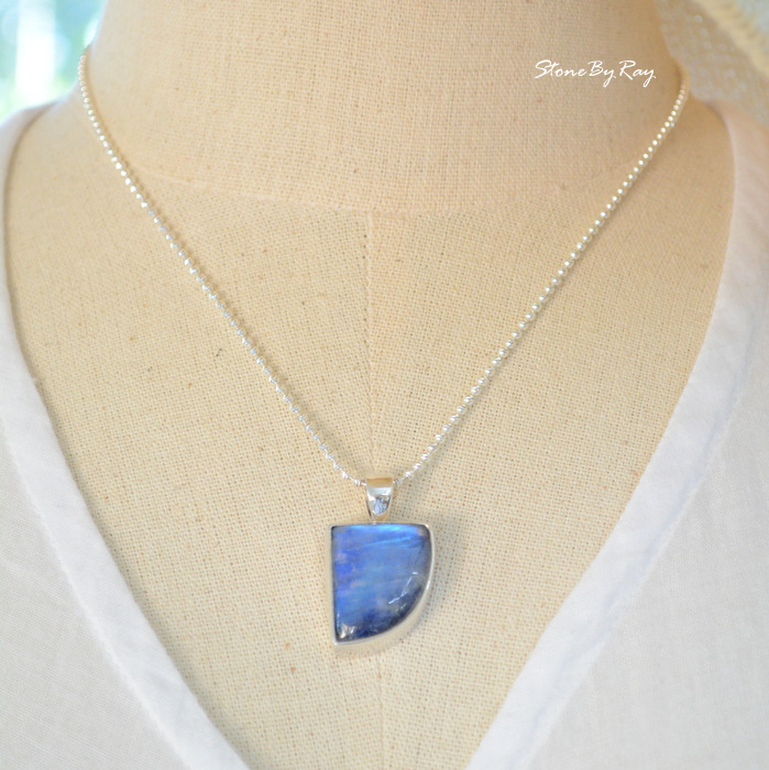 จี้เงินหินเรนโบว์มูนสโตน(Rainbow Moonstone)
