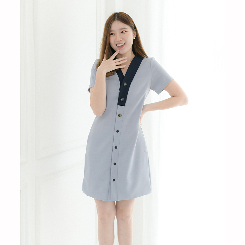 kudapy เดรสสั้นสีดำ/สีเทาฟ้า/สีโอวัลติน/สีม่วง แขนสั้น เล่นดีเทลกระดุมสองเฉดบนสาบหน้า ตัวสาบหน้าทำลิ้นด้านในไว้ยาวมาก