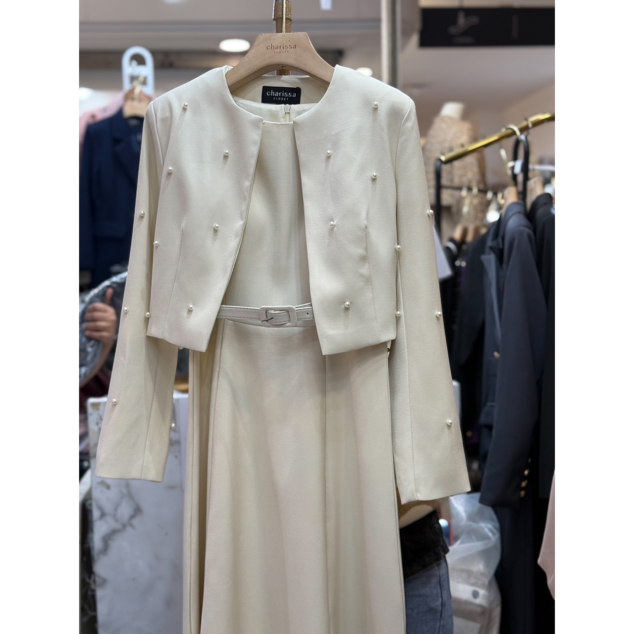 kudapy เซ็ท 3 ชิ้น เดรสออกมาให้เข้ารูปเอวสูง มีฟองน้ำในตัว ซิปด้านหลัง เสื้อครอปสวยหรูด้วยการตกแต่งไข่มุก มีตะขอติดเสื้อให้ ครอปมีรองบ่าบางๆ