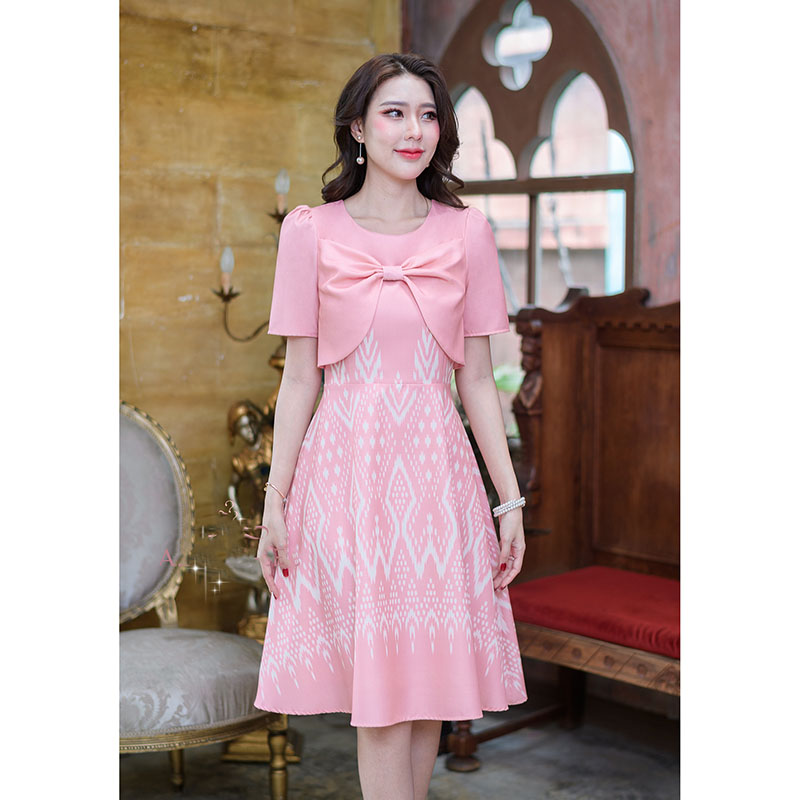 kudapy เดรสลายไทย ดีเทลแต่งโบว์ที่อกงาน เนื้อผ้าทอผสมเลียนแบบผ้าไทยแต่ปรับให้ใส่สบายเนื้อผ้าจะเบาไม่ร้อน