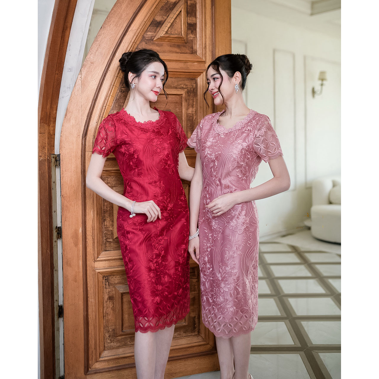 kudapy เดรสสั้นสีแดงเลือดนก/สีชมพูกะปิ ลูกไม้ตาข่ายปักดอกไม้ ลายช่วงเชิงลูกไม้สวย เนื้อผ้าเกรดสวยปักลายดอกหวานละมุน