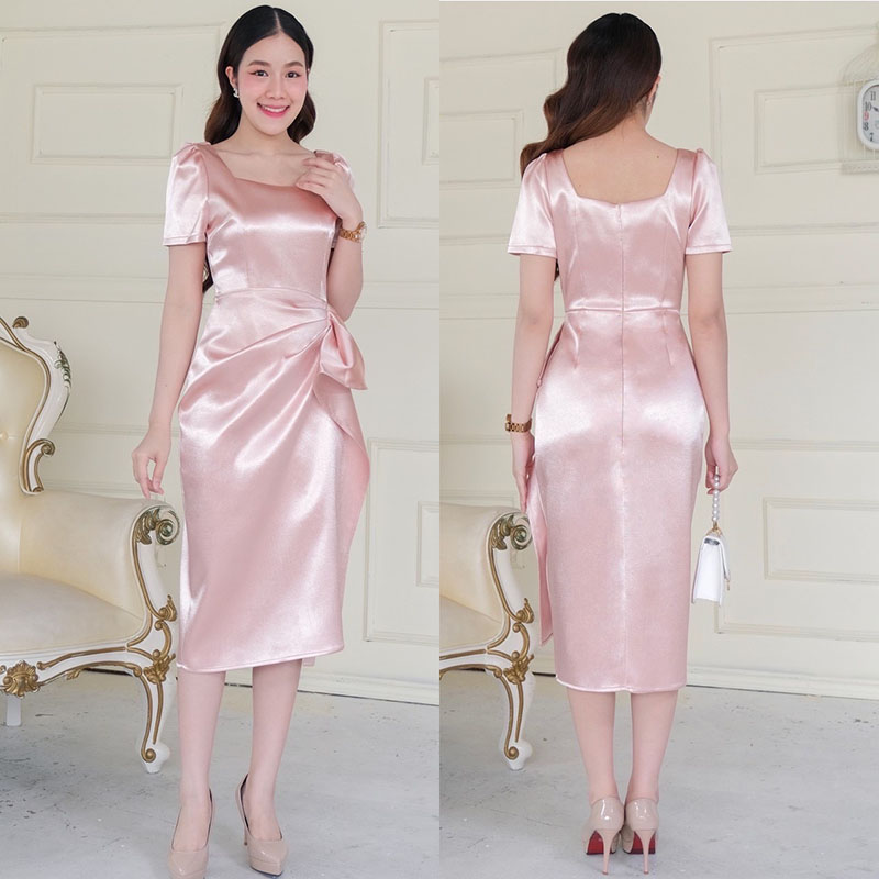 kudapy เดรสสั้นสีทองโรสโกลด์/สีชมพูพิ้งโกลด์ คอเหลี่ยม แขนสั้น จีบยกบ่าตั้ง กระโปรงสอบจับจีบข้างสะโพก ผ่าข้าง