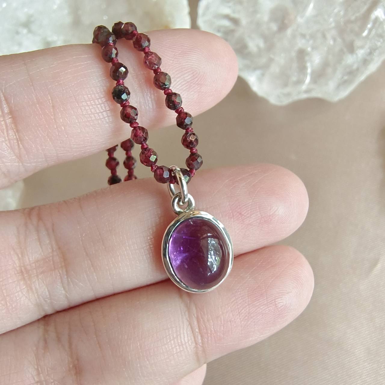 สร้อยคอเชือกถักหินโกมนกับจี้เงินหินอเมทิสต์