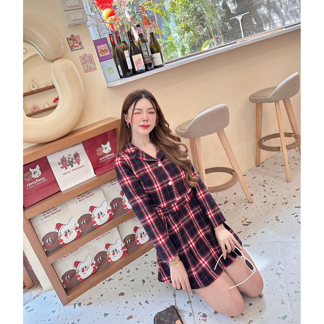 kudapy ชุดเซตสีแดง/สีดำ ชิ้นเสื้อเป็นแขนยาวเสื้อมาพร้อมกระโปรงเข้าชุด เอวเข้ารูป ทรงสวยเก๋